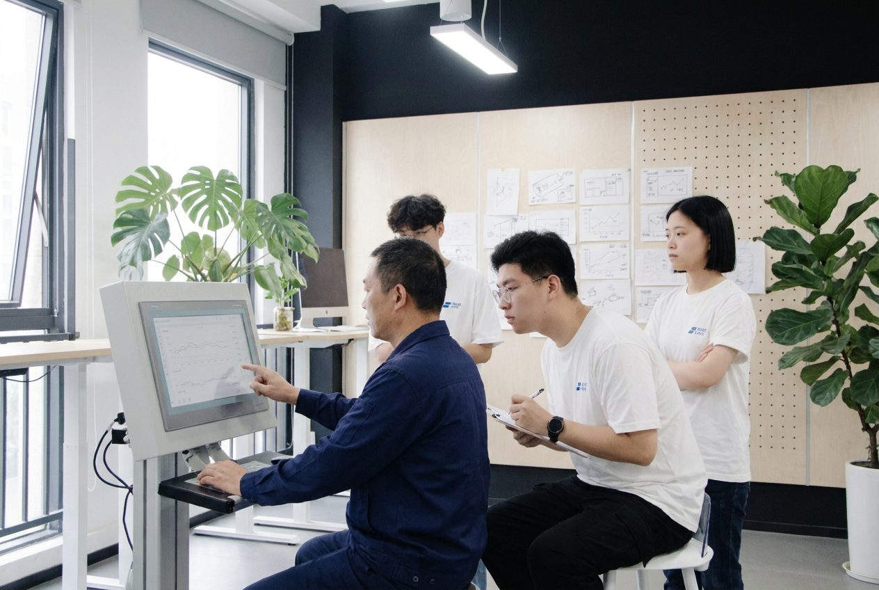 团队与操作者一起在设备触摸屏前做现场联调