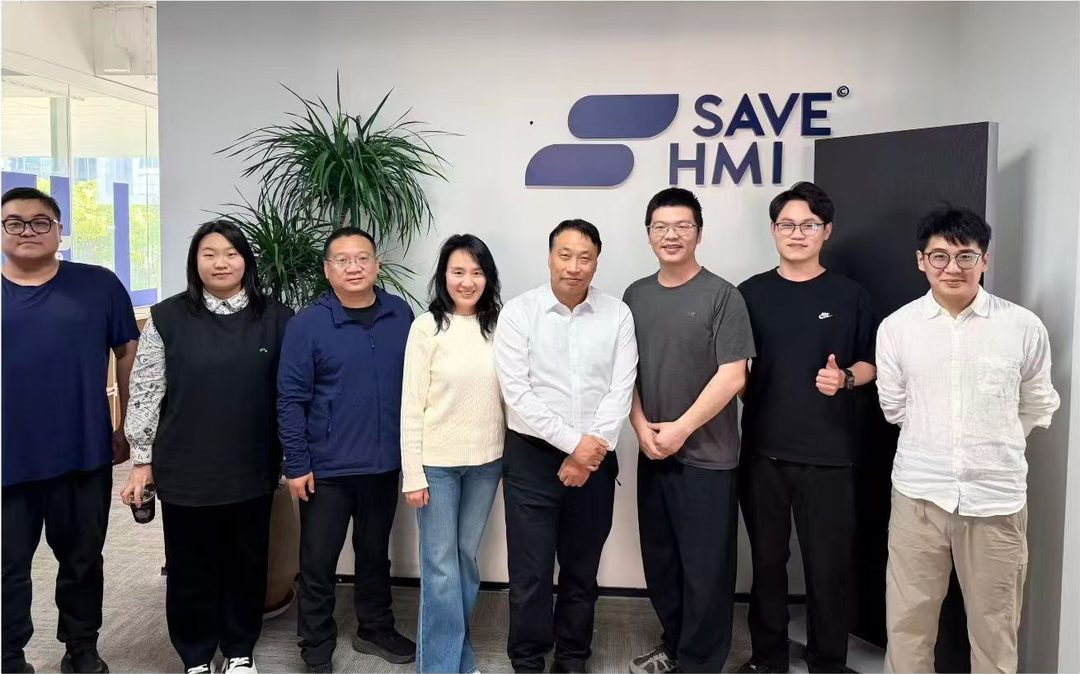 北京水木九天董事长王总一行到访拯救 HMI 合肥办公室，双方团队在 SAVEHMI 标识墙前合影