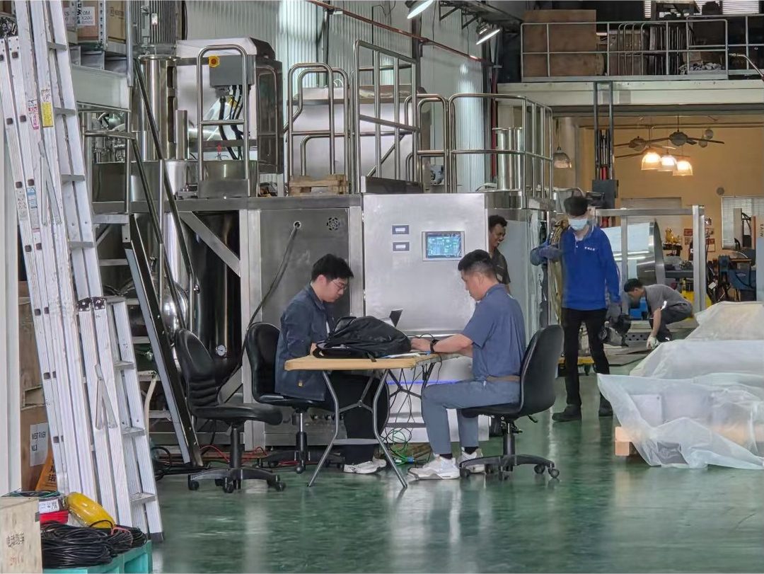 拯救 HMI 工程师在西河堂自动化的台湾车间里,与客户电控工程师一起调试混胶设备的人机界面