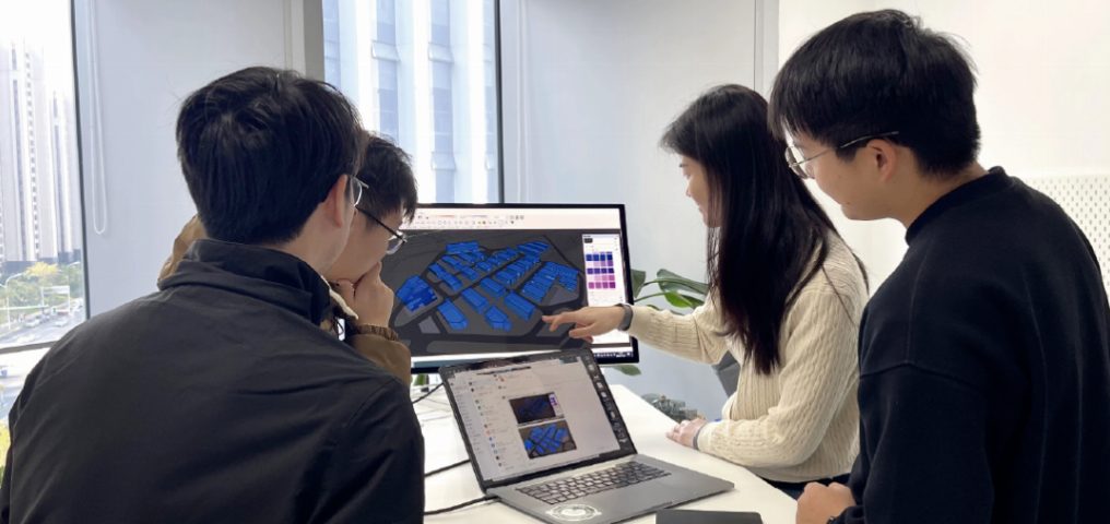 英特费斯团队围在显示器前讨论三维可视化项目