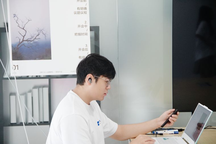 工程师在工位上工作